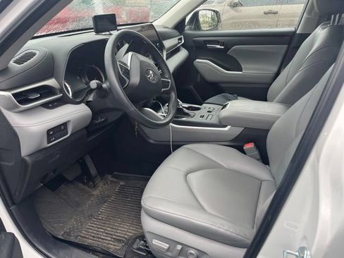 Used 2025 Toyota Highlander XLE AWD/4WD image 3