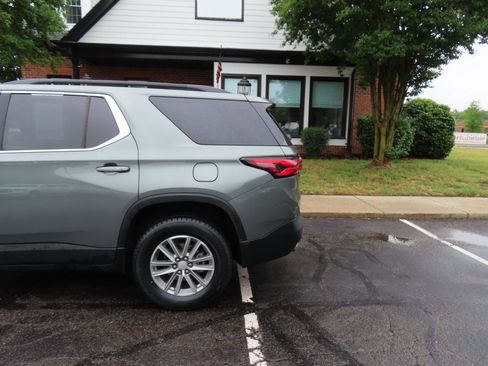 Used 2022 Chevrolet Traverse LT FWD image 4