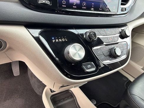 Used 2022 Chrysler Pacifica Touring-L w/ Uconnect Theater Family Group FWD image 22