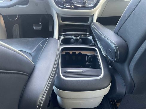 Used 2022 Chrysler Pacifica Limited image 22