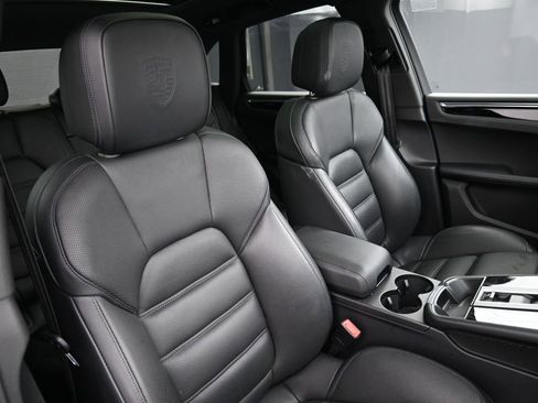 Certified 2025 Porsche Macan AWD/4WD image 31