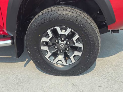Certified 2017 Toyota Tacoma TRD Off-Road w/ Premium & Technology Package AWD/4WD image 9