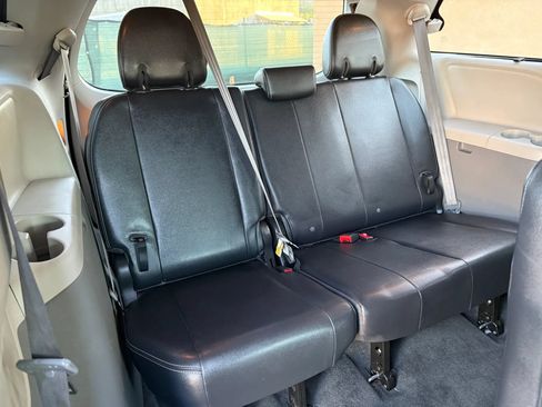 Used 2014 Toyota Sienna SE FWD image 25