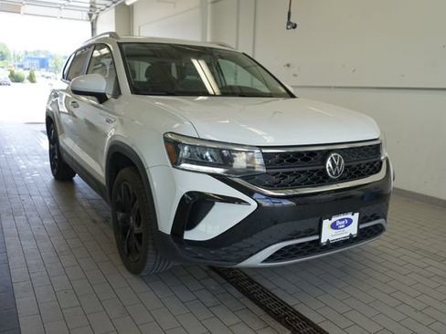 Used 2022 Volkswagen Taos SE w/ Panoramic Sunroof Package AWD/4WD image 16