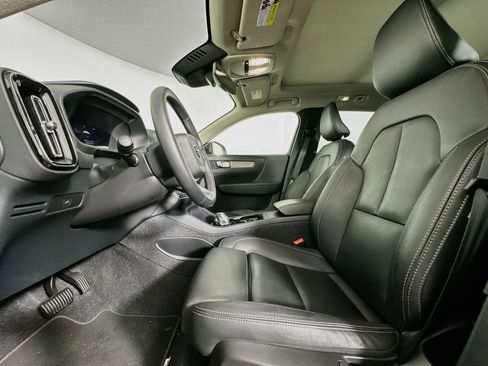 Used 2025 Volvo XC40 B5 Plus AWD/4WD image 13