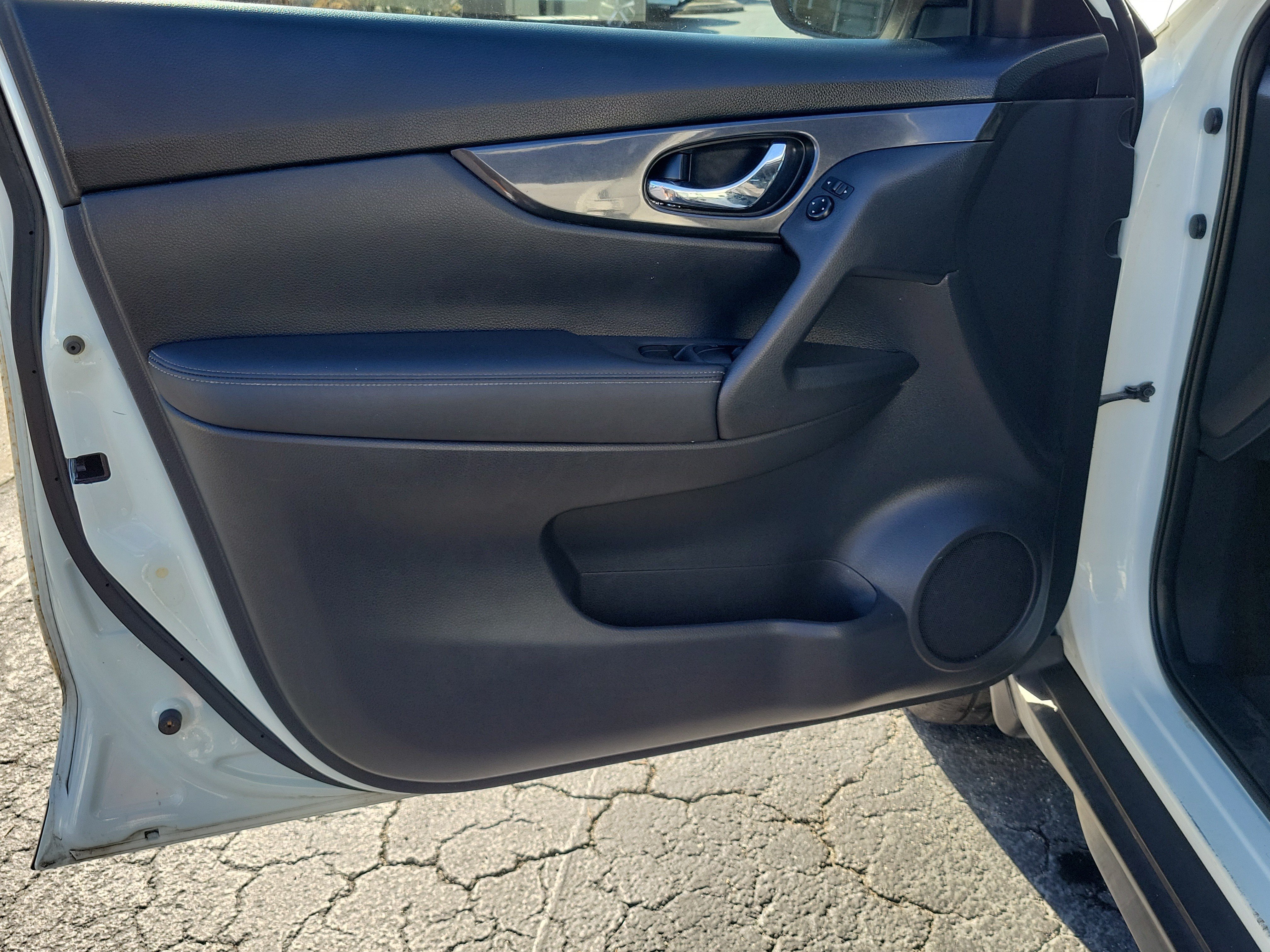 Used 2019 Nissan Rogue SV FWD image 18