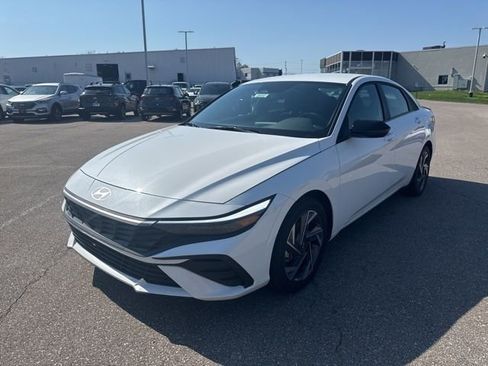 Used 2025 Hyundai Elantra SEL image 1
