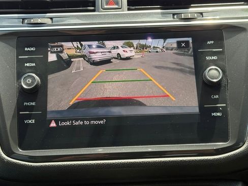 Used 2022 Volkswagen Tiguan SE w/ Panoramic Sunroof Package AWD/4WD image 26