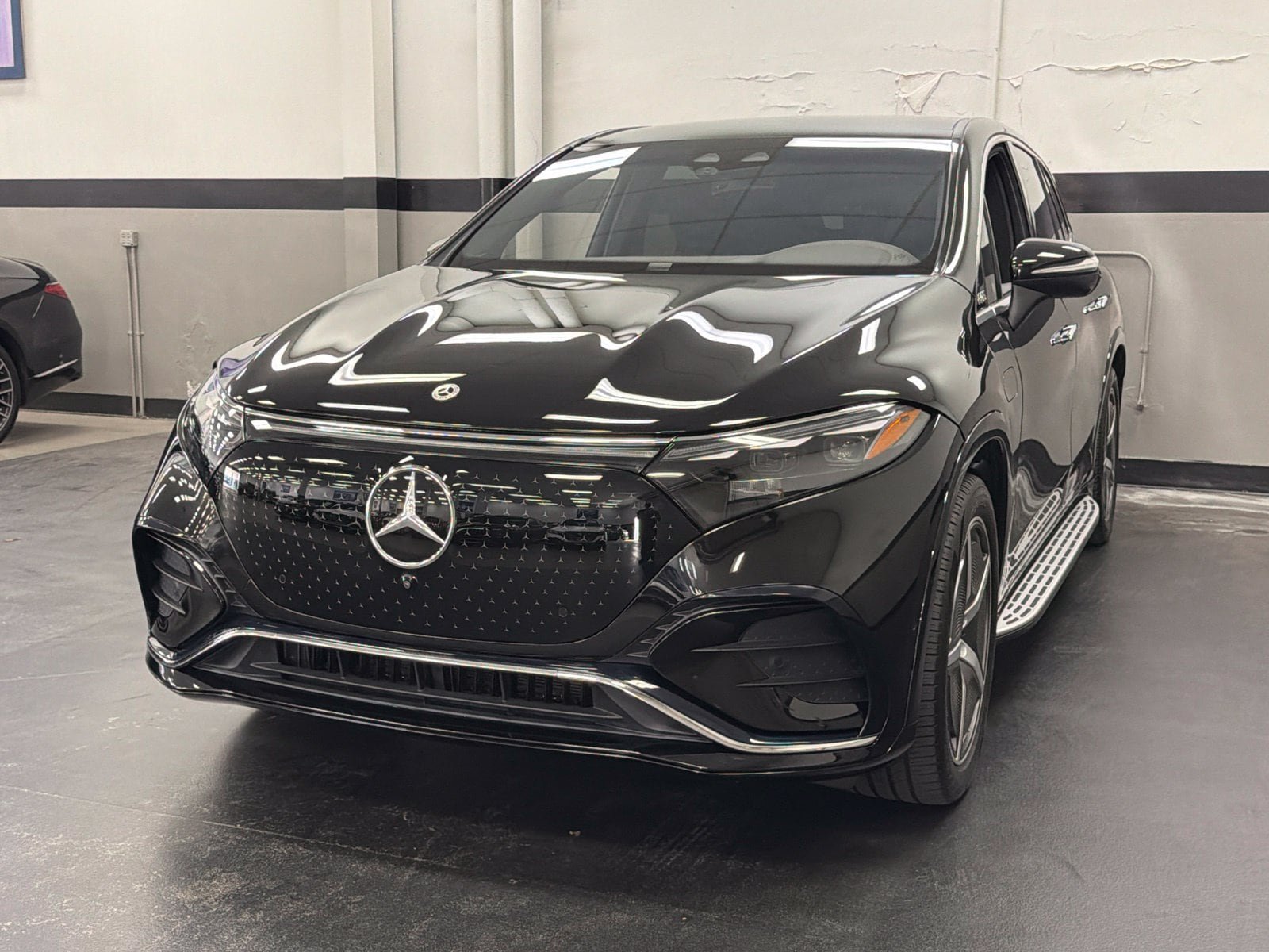 Used 2024 Mercedes-Benz EQS 580 4MATIC SUV w/ Exclusive Trim Package image 5