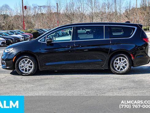 Used 2024 Chrysler Pacifica Touring-L FWD image 9