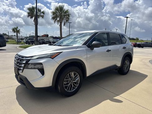Used 2024 Nissan Rogue S AWD/4WD image 3