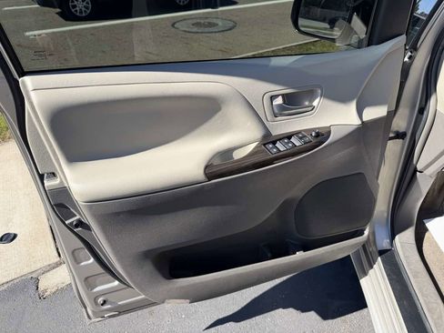 Used 2017 Toyota Sienna XLE Premium image 12