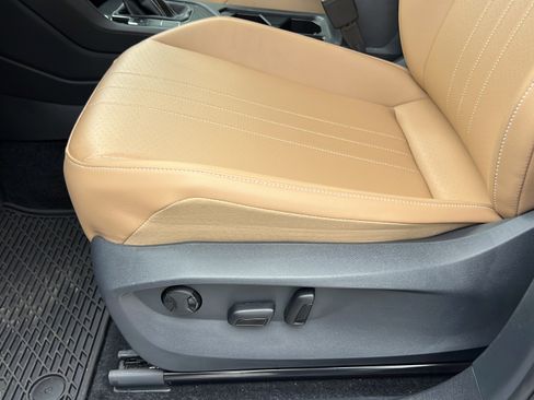 Used 2024 Volkswagen Tiguan SE R-Line FWD image 17