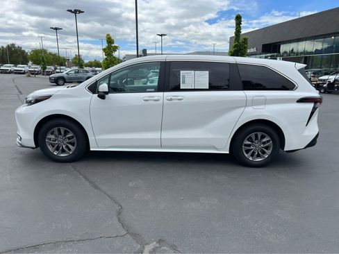 Used 2025 Toyota Sienna LE FWD image 12