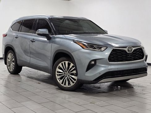 Used 2023 Toyota Highlander Platinum image 2