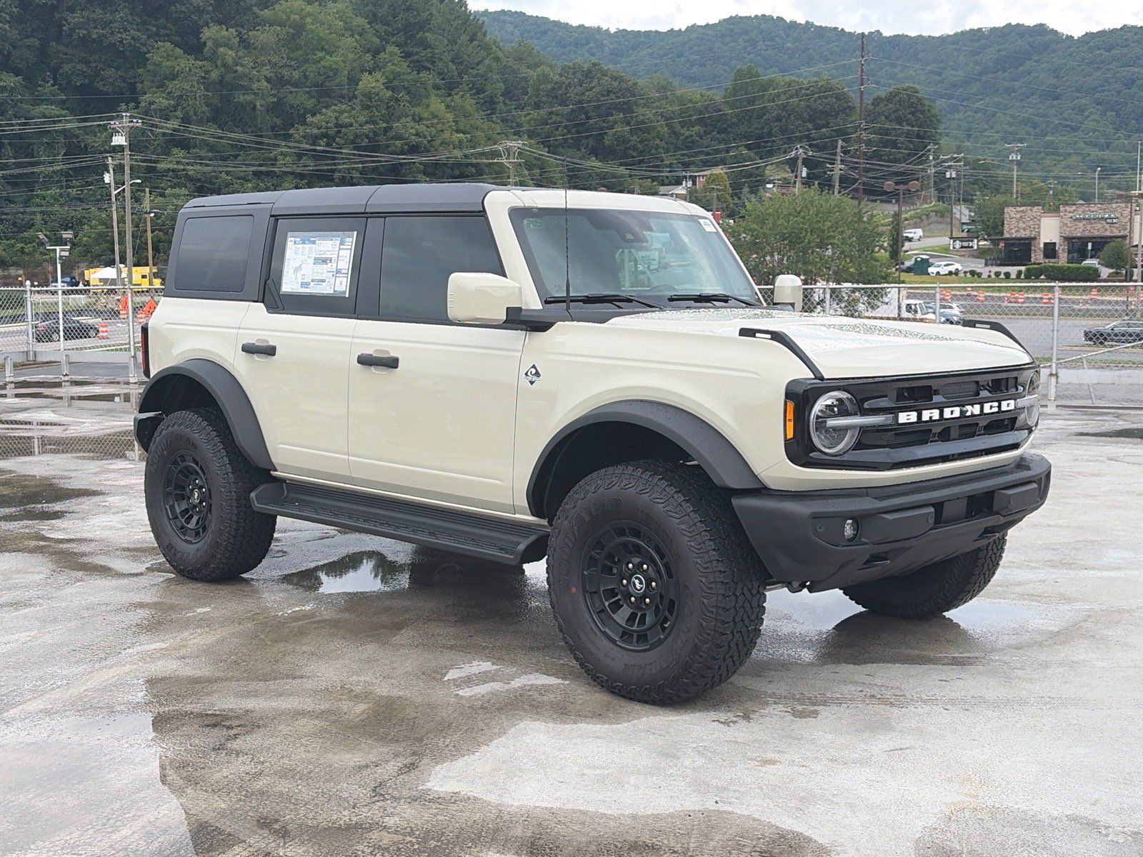 New 2026 Ford Bronco Outer Banks w/ Sasquatch Package AWD/4WD image 1