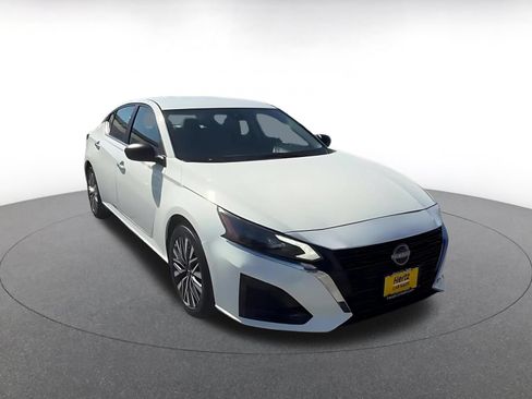 Used 2025 Nissan Altima 2.5 SV FWD image 3