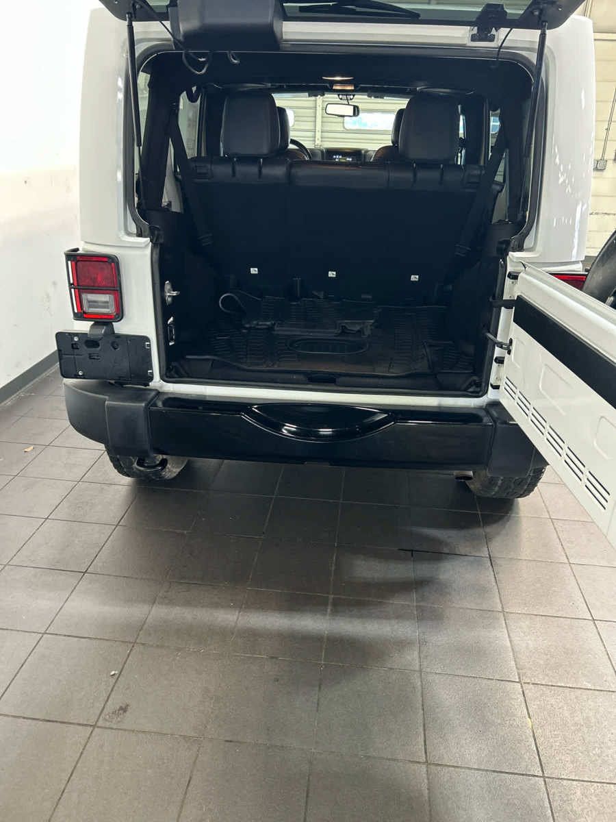 Used 2017 Jeep Wrangler Unlimited Sahara AWD/4WD image 10