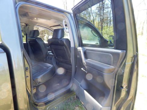 Used 2005 Nissan Titan LE w/ (T01) Tow Pkg AWD/4WD image 17