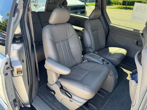Used 2003 Chrysler Town & Country LXi image 18