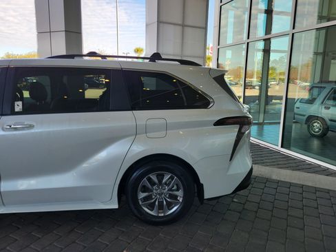 Used 2025 Toyota Sienna XLE image 4