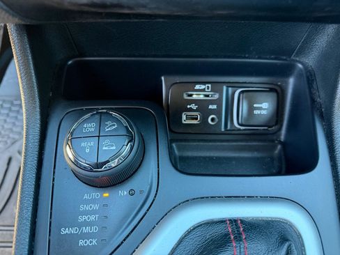 Used 2015 Jeep Cherokee Trailhawk w/ Comfort/Convenience Group image 13