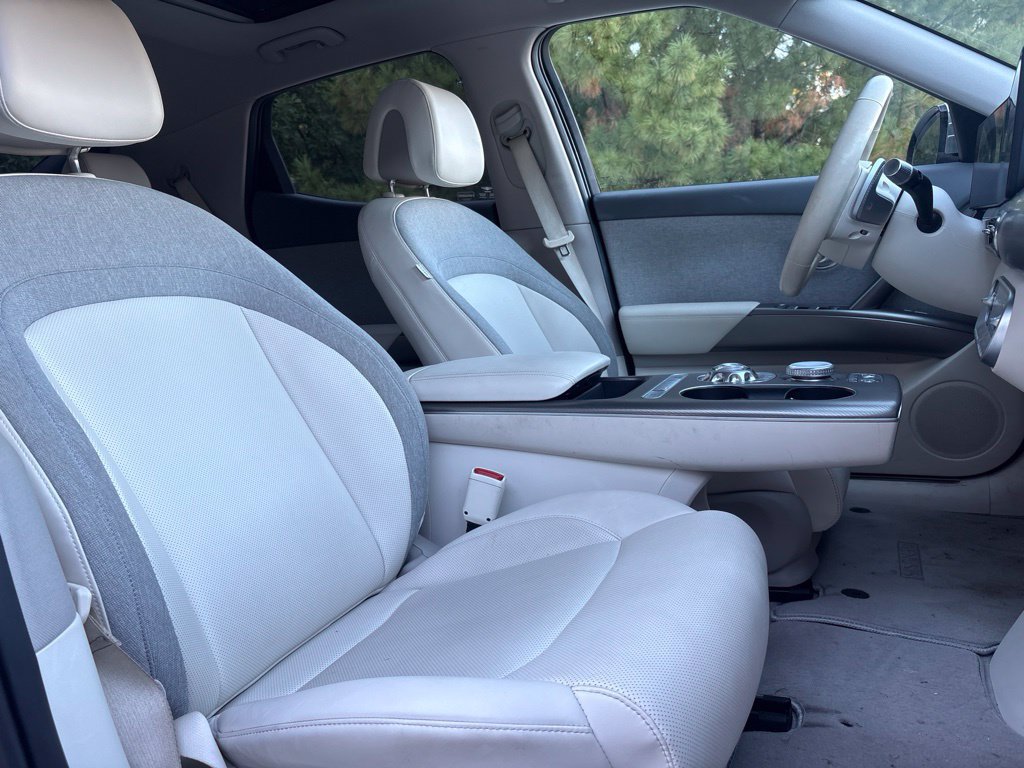Used 2024 Genesis GV60 RWD image 11