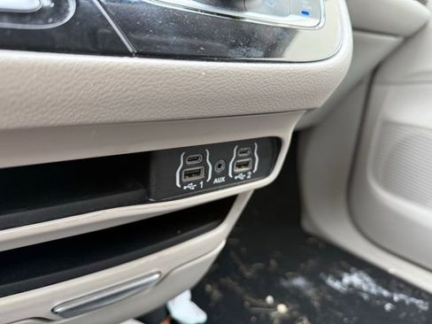 Used 2024 Chrysler Pacifica Touring-L image 31