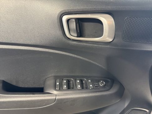 Used 2025 Hyundai Venue SE image 28