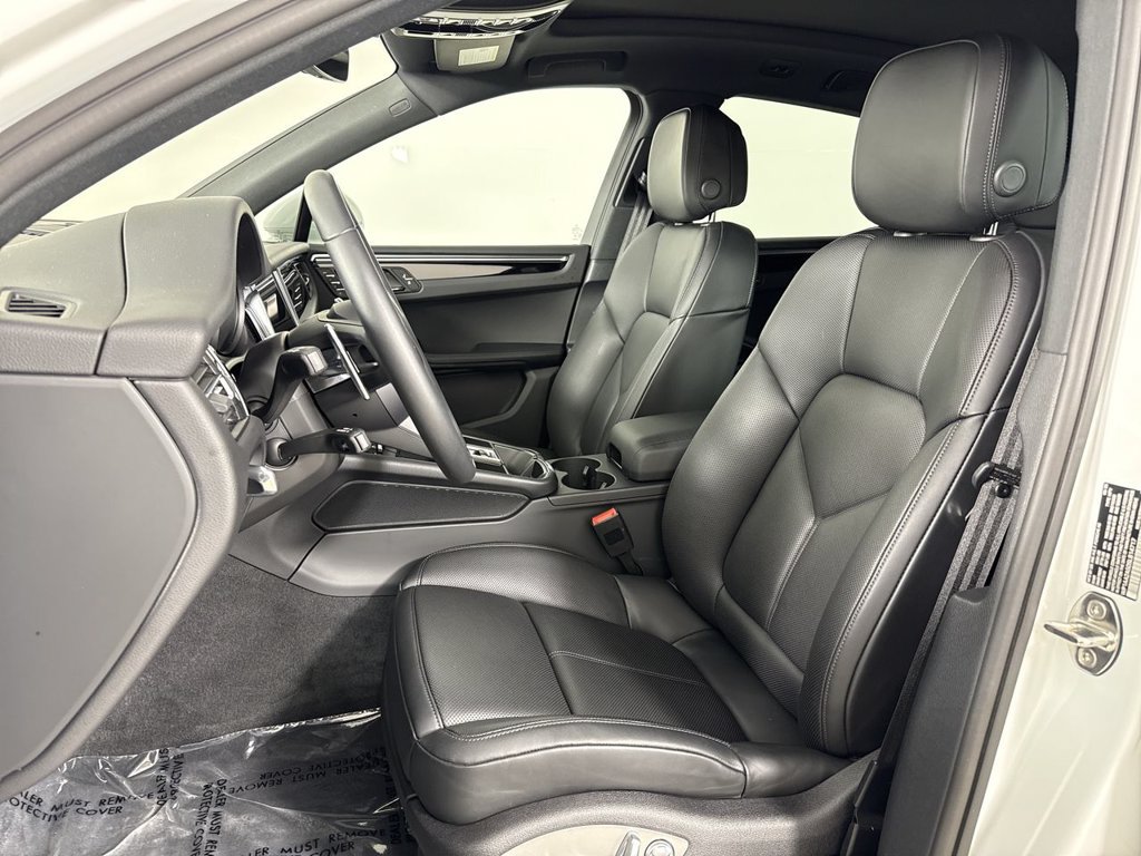 Certified 2025 Porsche Macan AWD/4WD image 5