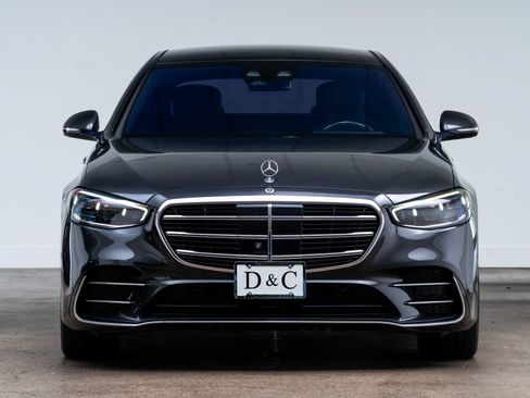Used 2023 Mercedes-Benz S 580e 4MATIC Sedan w/ AMG Line image 3