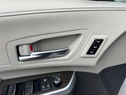 Used 2022 Toyota Sienna Limited FWD image 18