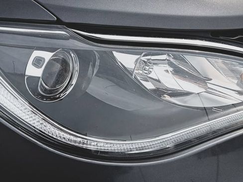 Used 2018 Chrysler Pacifica Touring-L FWD image 32