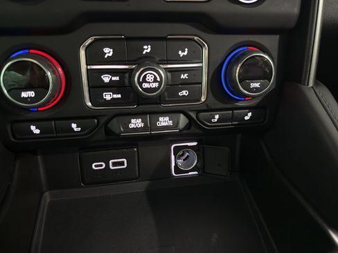 Used 2021 Chevrolet Suburban LT image 18