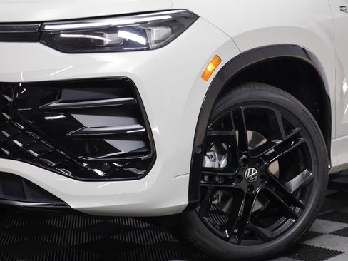 New 2026 Volkswagen Tiguan SE R-Line image 3