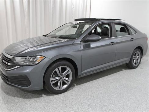 Used 2023 Volkswagen Jetta SE image 3