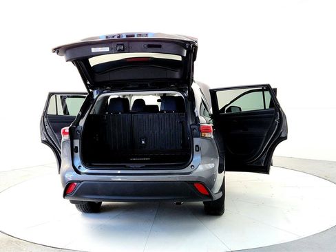 Used 2023 Toyota Highlander LE image 11