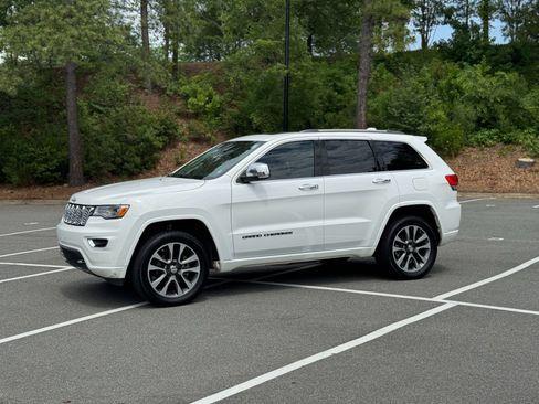 Used 2017 Jeep Grand Cherokee Overland AWD/4WD image 5