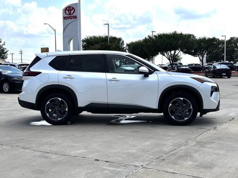 Used 2024 Nissan Rogue SV FWD image 12