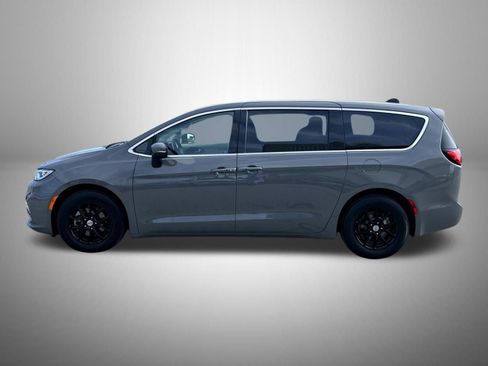 Used 2023 Chrysler Pacifica Touring-L FWD image 9
