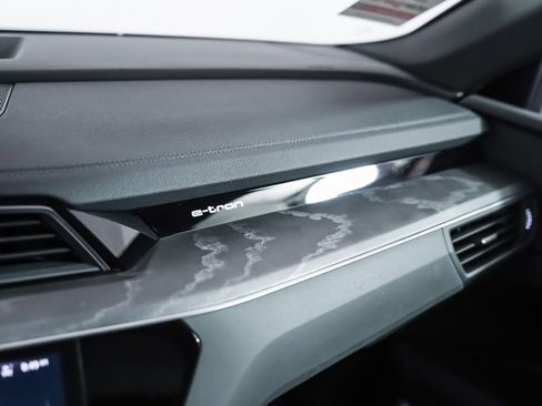 Used 2024 Audi Q8 e-tron Premium Plus w/ Premium Plus Package image 19