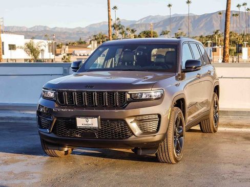 New 2025 Jeep Grand Cherokee Altitude image 4