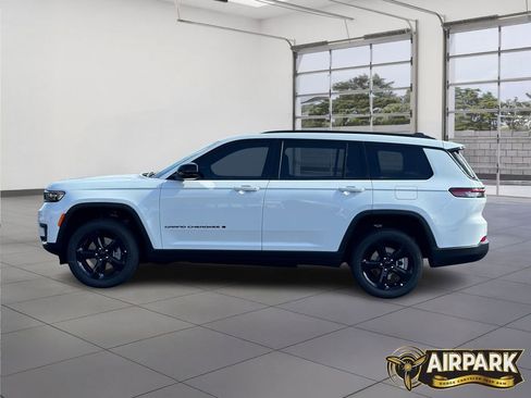 New 2025 Jeep Grand Cherokee L Laredo image 7