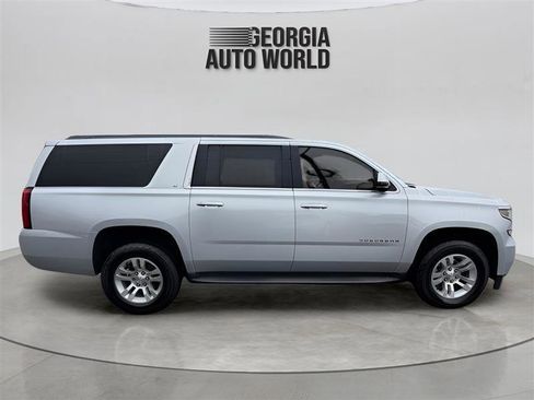Used 2018 Chevrolet Suburban LT RWD image 16
