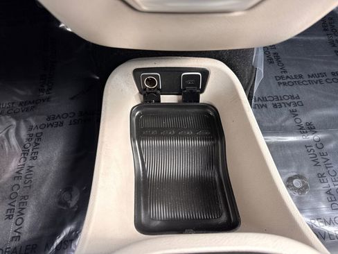 Used 2017 Chrysler Pacifica Limited image 34