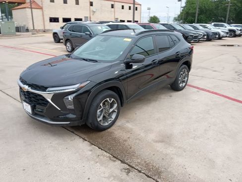 Used 2025 Chevrolet Trax LT w/ LT Convenience Package FWD image 1