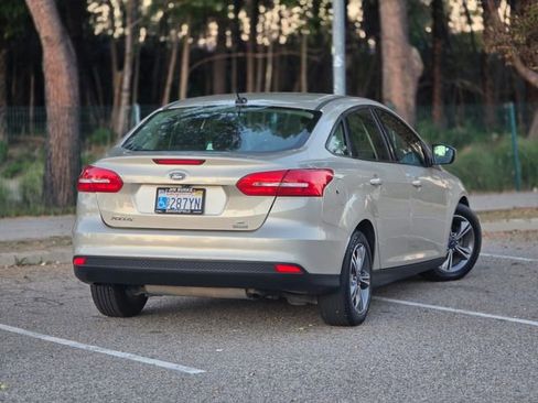 Used 2018 Ford Focus SE w/ SE Appearance Package image 9