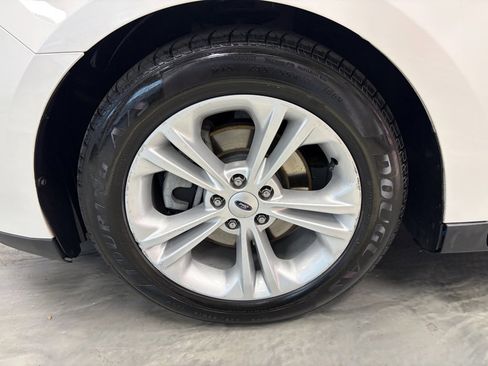 Used 2018 Ford Taurus SEL image 18