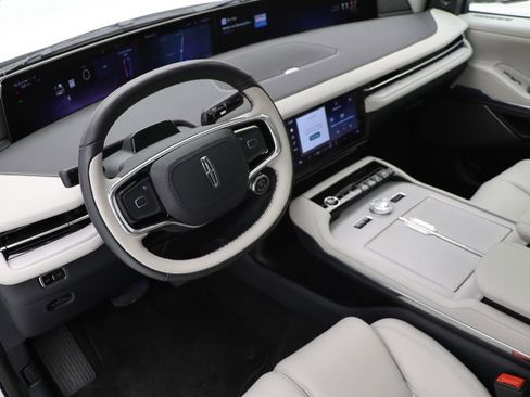 Used 2025 Lincoln Navigator L Reserve image 9