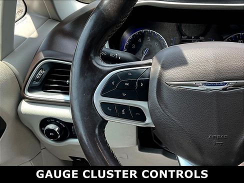 Used 2017 Chrysler Pacifica Touring-L FWD image 6